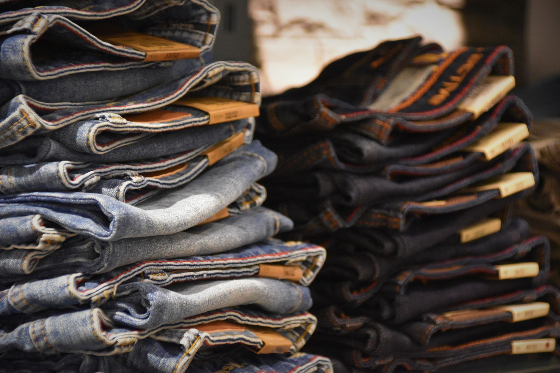 Jeans de denim doblados y apilados en un local de ropa