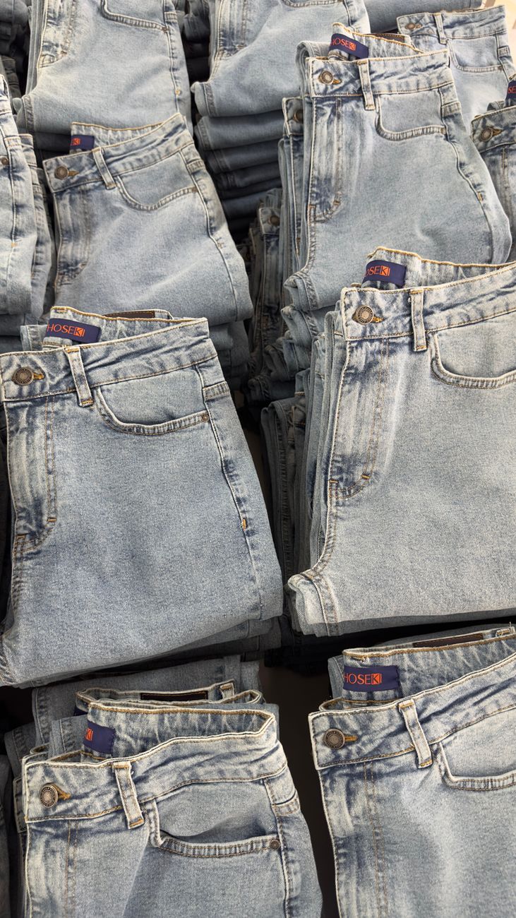 Jeans azules doblados y apilados en una exhibición de local